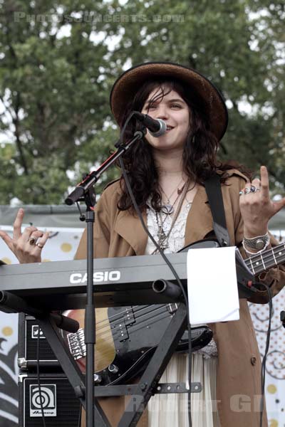 SOKO - 2011-09-11 - PARIS - Parc de Bagatelle - 